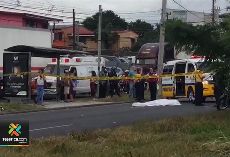 Choque de dos motos y un carro deja un muerto y un herido estable