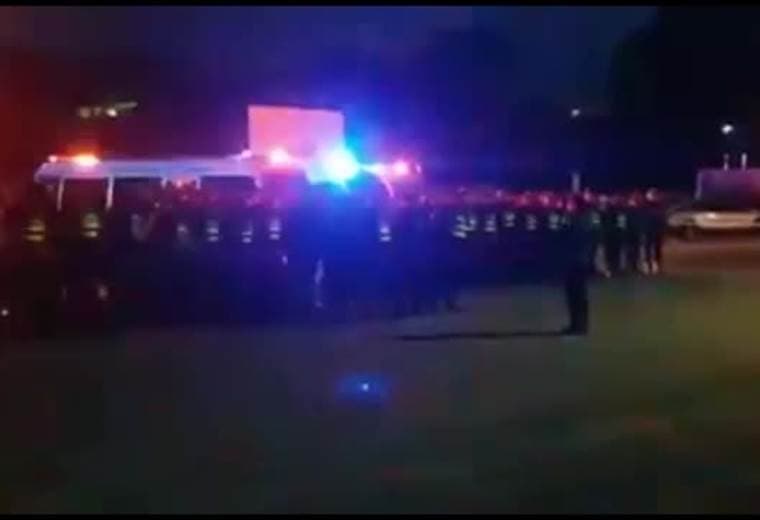 Así cantaron el Himno Nacional todos los oficiales