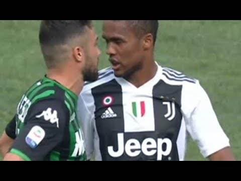Douglas Costa sancionado con cuatro partidos por escupir a un rival.