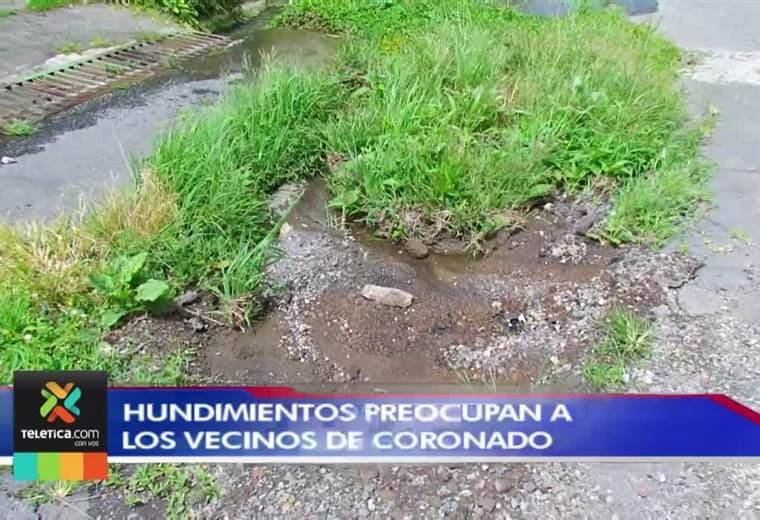 Un peligroso hundimiento en la calle preocupa a  vecinos de Dulce Nombre de Coronado
