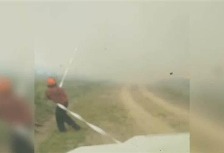 Canadá: Video capta cuando bomberos luchan contra un tornado de fuego que succionó sus mangueras