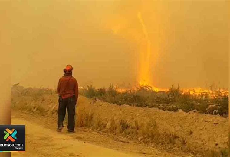 Canadá: Video capta cuando bomberos luchan contra un tornado de fuego que succionó sus mangueras
