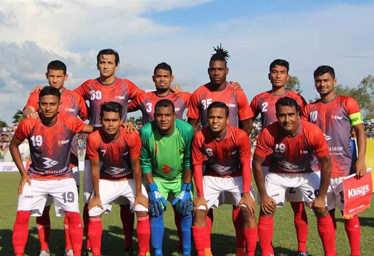 Daniel Colindres posa con el primer equipo del Bashundhara Kings de Bangladesh.|Asociación de Fútbol de Bangladesh