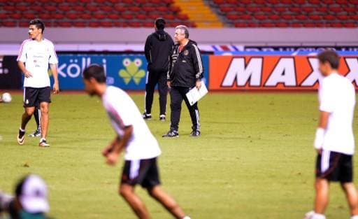 Víctor Manuel Vucetich durante el reconocimiento de cancha del Estadio Nacional en el 2013.|AFP