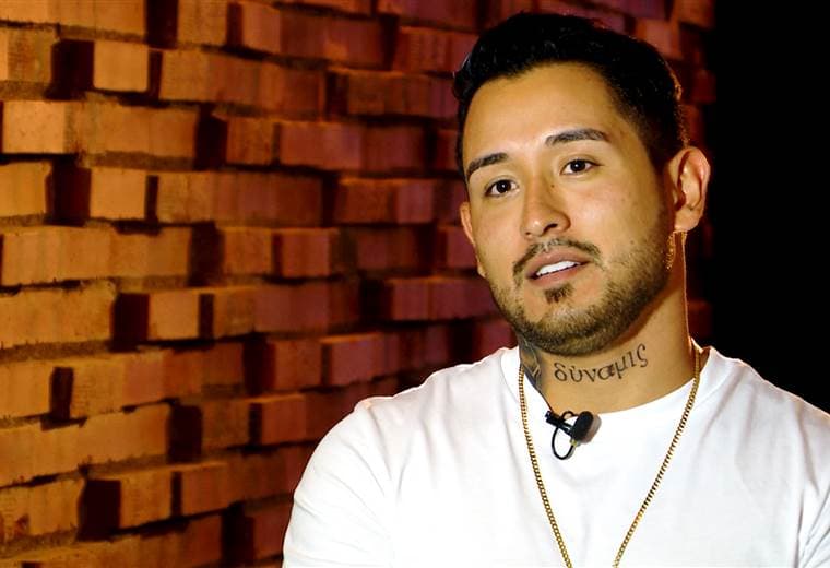 Él es Daniel Fonseca, artísticamente: Dani Maro es un cantautor costarricense de 25 años, tiene dos años de incursionar en la música, y el 31 de agosto lanzó su primer sencillo y video: “Me dejó con ganas”.     Y ¿cómo describe Dani su música?El video de “Me dejó con ganas”, se grabó en Alajuela, Herradura y Jacó.     Dani se encuentra produciendo su primer disco, el cual promete ir estrenando poco a poco, pues planea lanzar una canción cada mes. Pero, ¿de qué hablarán sus canciones?     Dani Maro estudió Relaciones Públicas, y un músico, cantante y compositor autodidacta. Pero ha aprendido a la par de productores extranjeros en Miami, muy importantes en la industria musical.     Para este talentoso joven, la música lo es todo.