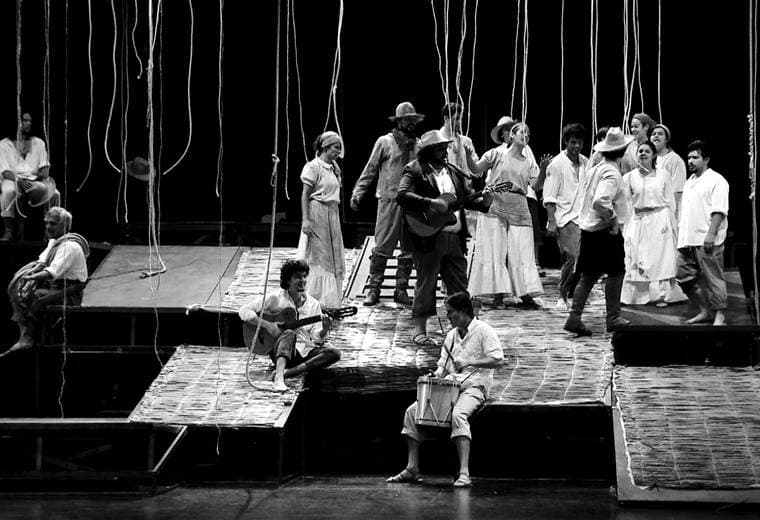 Con un elenco de 37 artistas el Teatro Nacional reflejará el origen de la identidad costarricense en la obra: El Sitio de las Abras.     La novela emblemática del escritor costarricense Fabián Dobles, titulada: “El sitio de las abras” se está presentando en el Teatro Nacional.     Guitarra, clarinete, violín, percusión y marimba forman parte de la música en vivo de este montaje.  “El sitio de las abras” se presenta hasta el 30 de septiembre… las entradas en  las puede adquirir en www.teatronacional.go.cr