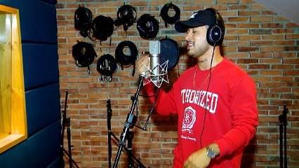 Él es Daniel Fonseca, artísticamente: Dani Maro es un cantautor costarricense de 25 años, tiene dos años de incursionar en la música, y el 31 de agosto lanzó su primer sencillo y video: “Me dejó con ganas”.     Y ¿cómo describe Dani su música?El video de “Me dejó con ganas”, se grabó en Alajuela, Herradura y Jacó.     Dani se encuentra produciendo su primer disco, el cual promete ir estrenando poco a poco, pues planea lanzar una canción cada mes. Pero, ¿de qué hablarán sus canciones?     Dani Maro estudió Relaciones Públicas, y un músico, cantante y compositor autodidacta. Pero ha aprendido a la par de productores extranjeros en Miami, muy importantes en la industria musical.     Para este talentoso joven, la música lo es todo.