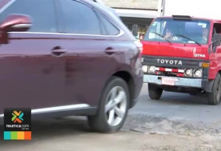 Enorme zanja complica el tránsito por avenida primera en San José centro