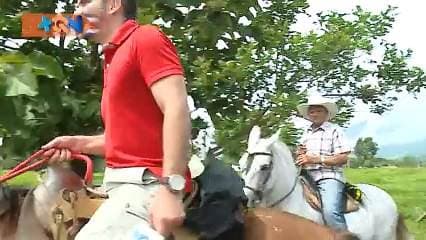 o cualquiera puede darse el lujo de decir que vio crecer a un pueblo.  Don Galo llegó a Guayabo de Bagaces cuando sólo habían dos casas.  Desde entonces se ha dedicado a trabajar con ganado, en aquellos días sólo tenía dos días libres a la semana, por eso afirma que se casó pasados los 50 años.  Un hombre de piel quemada, que luchó porque los vecinos tuvieran una casita, así es don Galo.