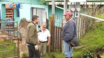 El personaje que nos hará el recorrido por el pueblo alcanza los 80 años y se crio en esta comunidad. Se trata de un lugar muy frío, cercano al volcán Irazú, con hermosos paisajes y edificios que cuentan la historia de los antiguos dueños de la finca, ahora distrito de Oreamuno.