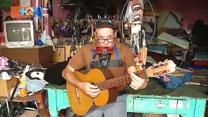 Vive en Santa Rosa de Oreamuno de Cartago en una pequeña casa que compró con mucho esfuerzo. Es desde costurero, electricista, carpintero, tapicero hasta mecánico y músico. Todos en la comunidad lo buscan para poder arreglar cualquier cosa que se dañe o rasgue.