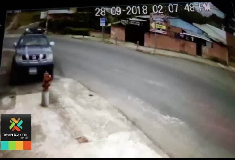 Carro choca contra hidrante en Cartago