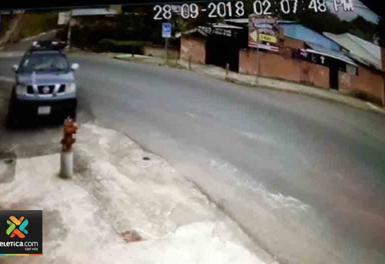 Carro choca contra hidrante en Cartago