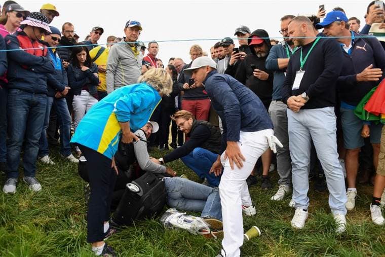 Una espectadora herida por el golpe de una bola en la Ryder Cup |AFP. 