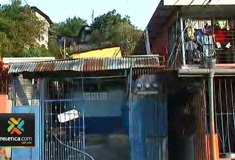 Fuego consume tres viviendas en San Juan de Dios de Desamparados