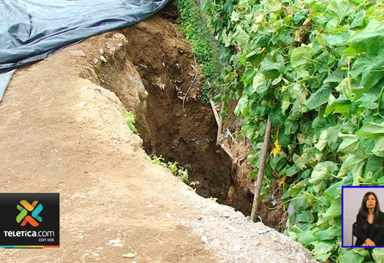 Enorme deslizamiento pone en riesgo a niños de escuela en Purral de Goicoechea