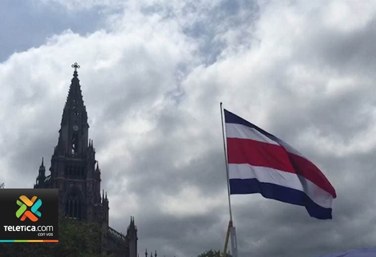 Bandera más grande de Costa Rica ondea en el parque de Coronado