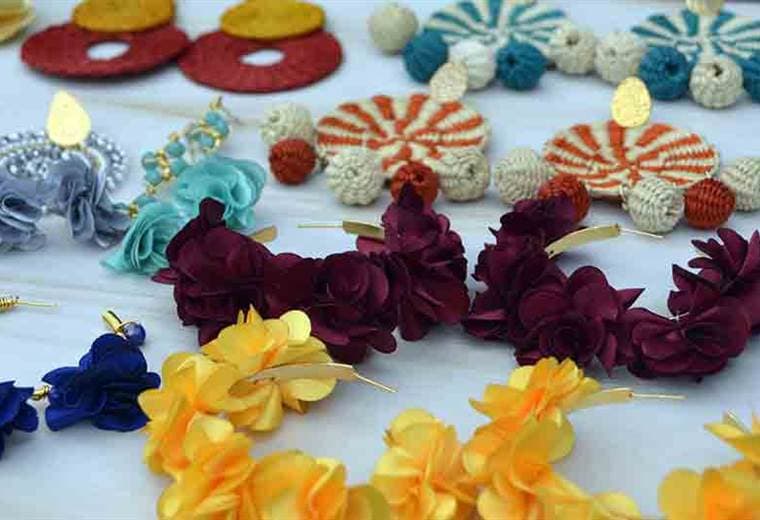 Aprenda a lucir aretes grandes y de colores todos los días 