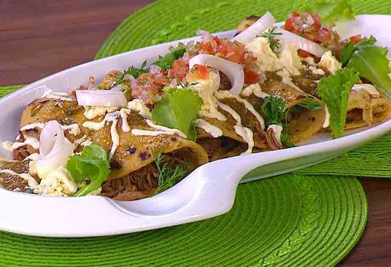 Receta: Enchiladas de carne con tomatillos verdes