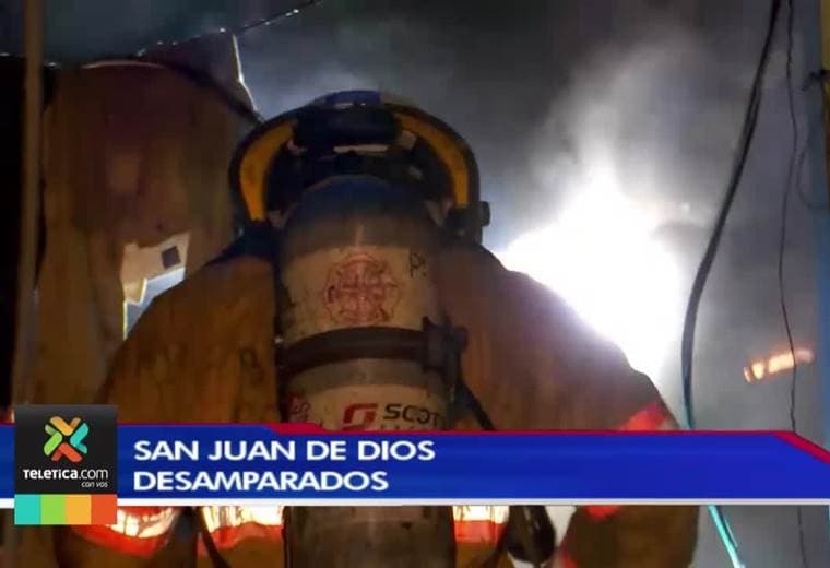 Dos heridos tras incendio que consumió tres viviendas en San Juan de Dios de Desamparados
