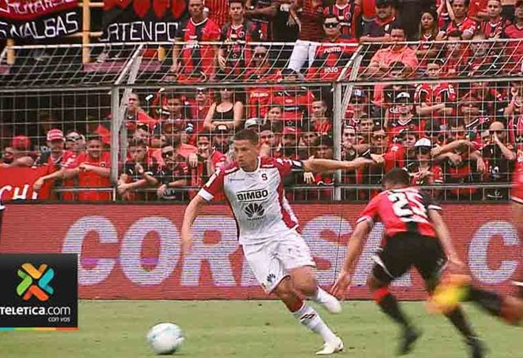 Daniel Colindres vivió su último juego vestido de morado con el sabor amargo de la derrota