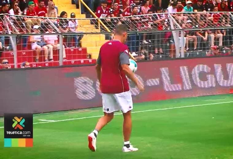 Daniel Colindres vivió su último juego vestido de morado con el sabor amargo de la derrota