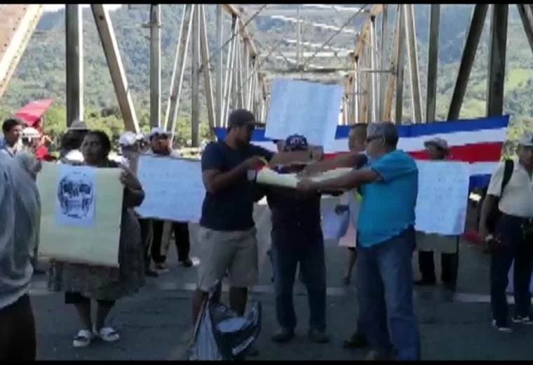 Afectados por nemagón cierran paso por el río Térraba en la Zona Sur