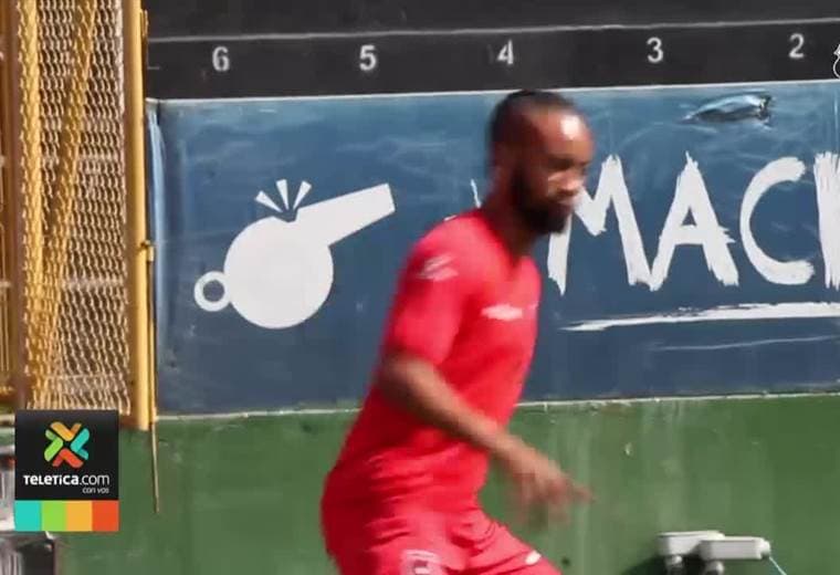 Malique Foster espera su pase internacional para debutar este fin de semana