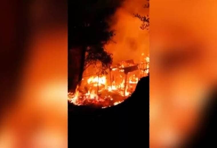 Incendio consume dos viviendas en Cartago