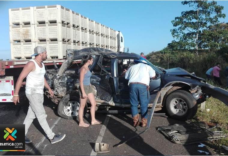 Dos hombres muertos y una mujer herida tras choque de vehículo liviano contra tráiler en San Carlos