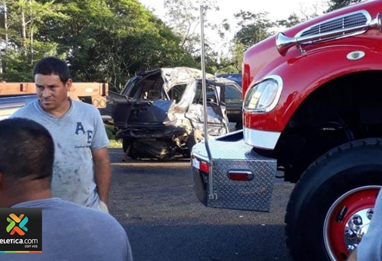Dos hombres muertos y una mujer herida tras choque de vehículo liviano contra tráiler en San Carlos