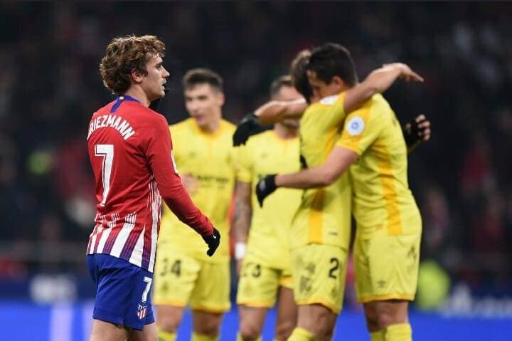 Jugadores del Girona celebran ante la mirada de Antoine Griezmann.