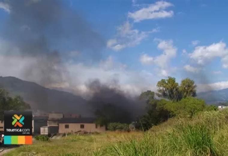 Quema de charral provocó un incendio en una recicladora de Los Guido en Desamparados