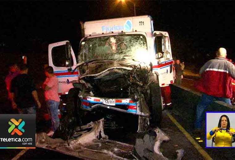 Dos choques bloquean dos carriles de la autopista General Cañas