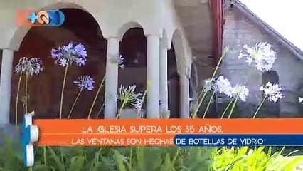 Se trata del templo de San Gabriel de San Rafael de Heredia, lo construyeron hace más de 30 años y todos sus vitrales están elaborados con botellas. Además tiene un estilo italiano lo que la convierte en centro de atención de turistas, quienes asisten los domingos a misa con tal de tomarle fotografías, pues solo ese día está abierta.