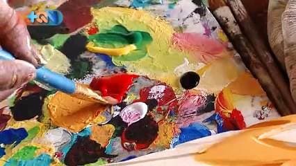 En las montañas de San Rafael don Santiago encontró la inspiración para pintar hermosos paisajes y echar a andar su creatividad.     Tenía 7 años cuando descubrió ese talento, que asegura, heredó de su abuelo. A quien no conoció pero recuerda como un verdadero artista.     Este rafaeleño de 56 años es el artesano que la municipalidad eligió para elaborar el trueque, con destino al cantón de Sarapiquí.  Durante los últimos 7 años de su vida, don Santiago se ha dedicado a ganarse el pan de cada día con el talento de sus manos.     Pintando murales o creando artesanías con madera y otros elementos se ha convertido de uno de los más destacados artistas de la zona.     Este trueque viajará hasta Sarapiqui donde a partir del próximo lunes empezaremos a contar todas esas historias que son más que noticias.