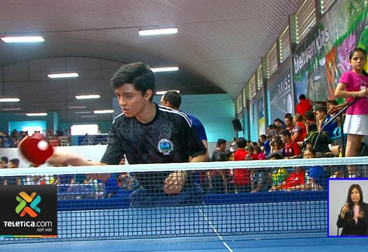 Alfredo Sánchez fue becado en Inglaterra gracias a su talento en el tenis de mesa