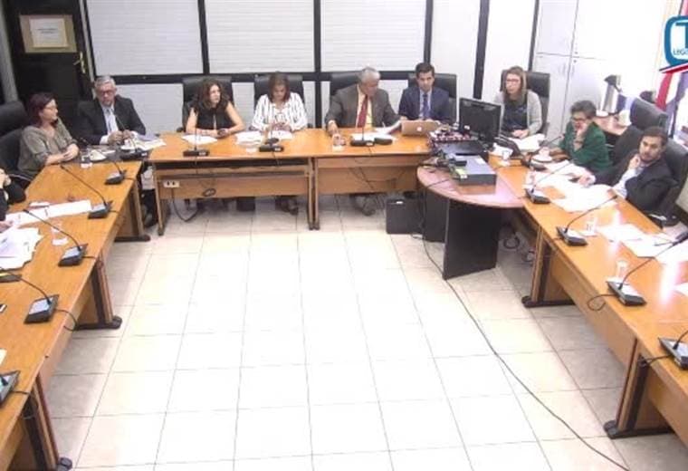 presidente del ANDE aseguró a los diputados que un niño no se va a morir por no recibir educación