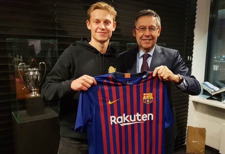 Volante Frenkie de Jong firmó con el Barcelona.|AFP