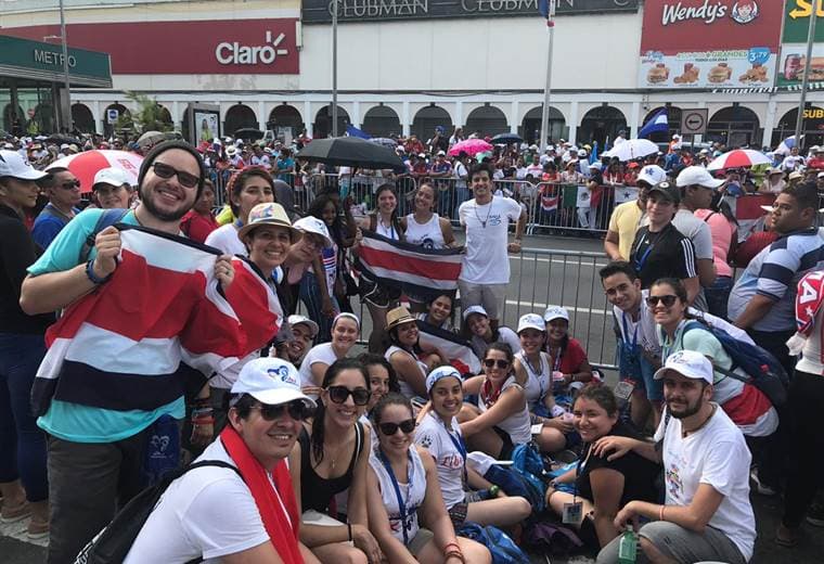 Peregrinos ticos en JMJ esperando el papamóvil