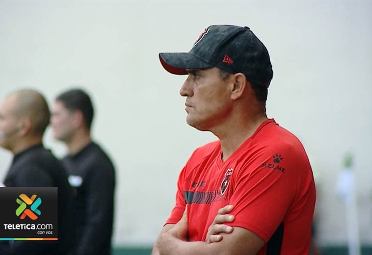 La dirigencia de Alajuelense sigue analizando el puesto de Luis Diego Arnáez