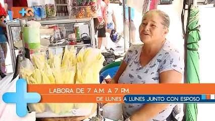 Este sector de la frontera con Panamá se convierte en una tierra de esperanza y superación para los vecinos de ambos países. No es para menos, al día recibe cientos de personas que buscan comprar productos a bajo precio, por ello muchos vendedores llegan a las afueras de las tiendas para ganarse los cinquitos, entre ellos está doña Rosa, quien tiene más de 20 años de comercializar sus mangos.