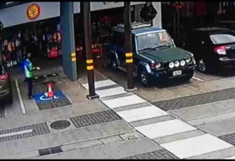 Video: Así se enfrentó el guarda bancario a los asaltantes de Coronado