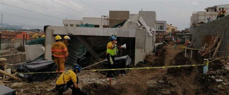 Caída de estructura deja atrapados a trabajadores en Escazú