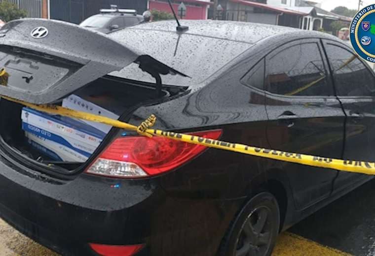 Los sujetos intentaron huir en un vehículo de color negro