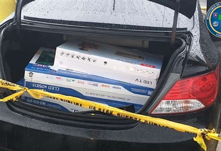 Los sujetos intentaron huir en un vehículo de color negro