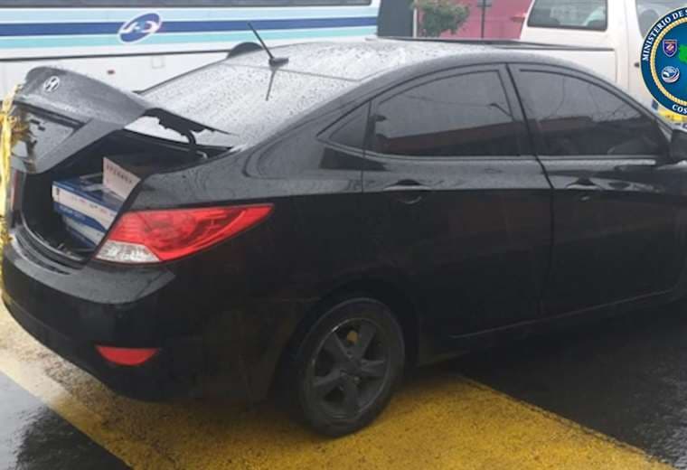 Los sujetos intentaron huir en un vehículo de color negro