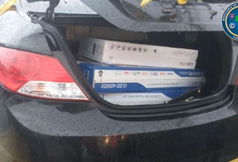 Los sujetos intentaron huir en un vehículo de color negro