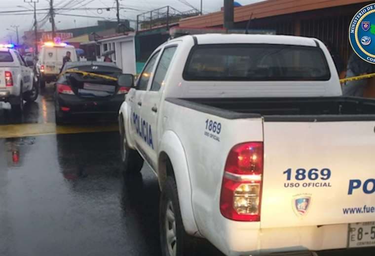 Los sujetos intentaron huir en un vehículo de color negro