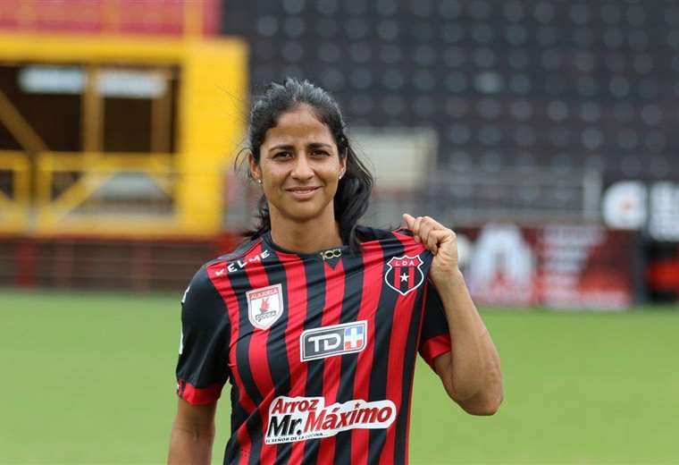 Shirley Cruz firma con CODEA Alajuela | Prensa LDA